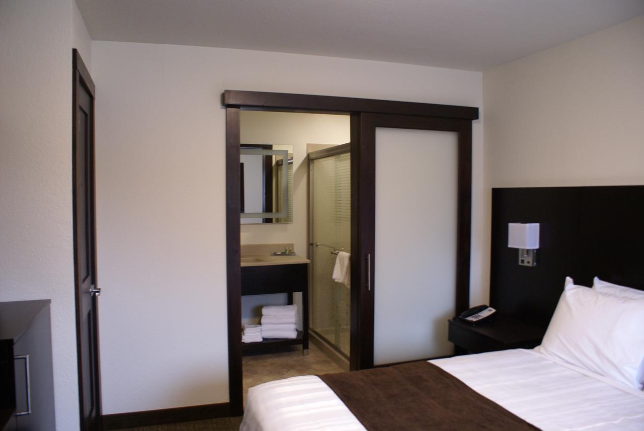 Boarders Inn & Suites By Cobblestone Hotels - Syracuse Εξωτερικό φωτογραφία