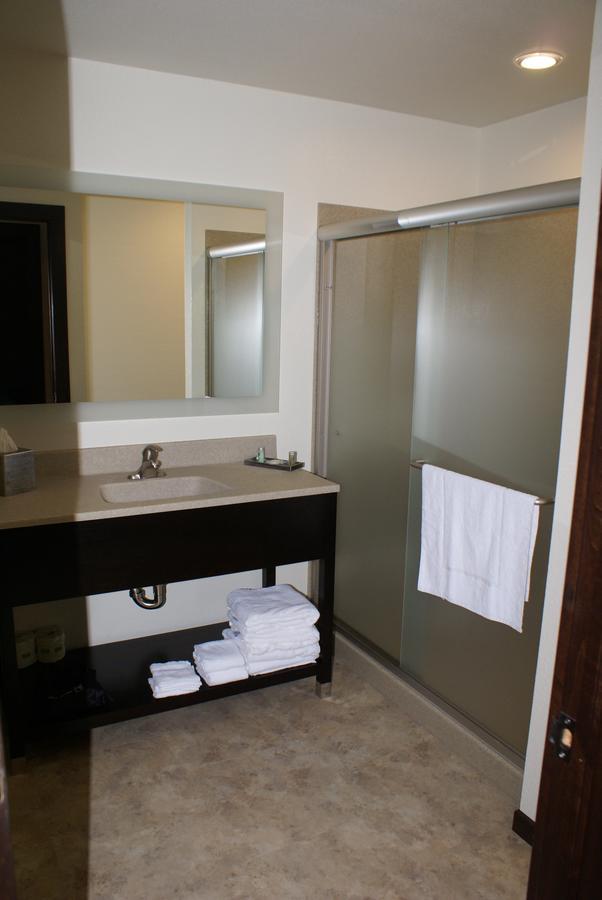 Boarders Inn & Suites By Cobblestone Hotels - Syracuse Εξωτερικό φωτογραφία