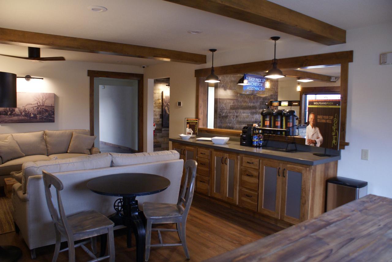 Boarders Inn & Suites By Cobblestone Hotels - Syracuse Εξωτερικό φωτογραφία