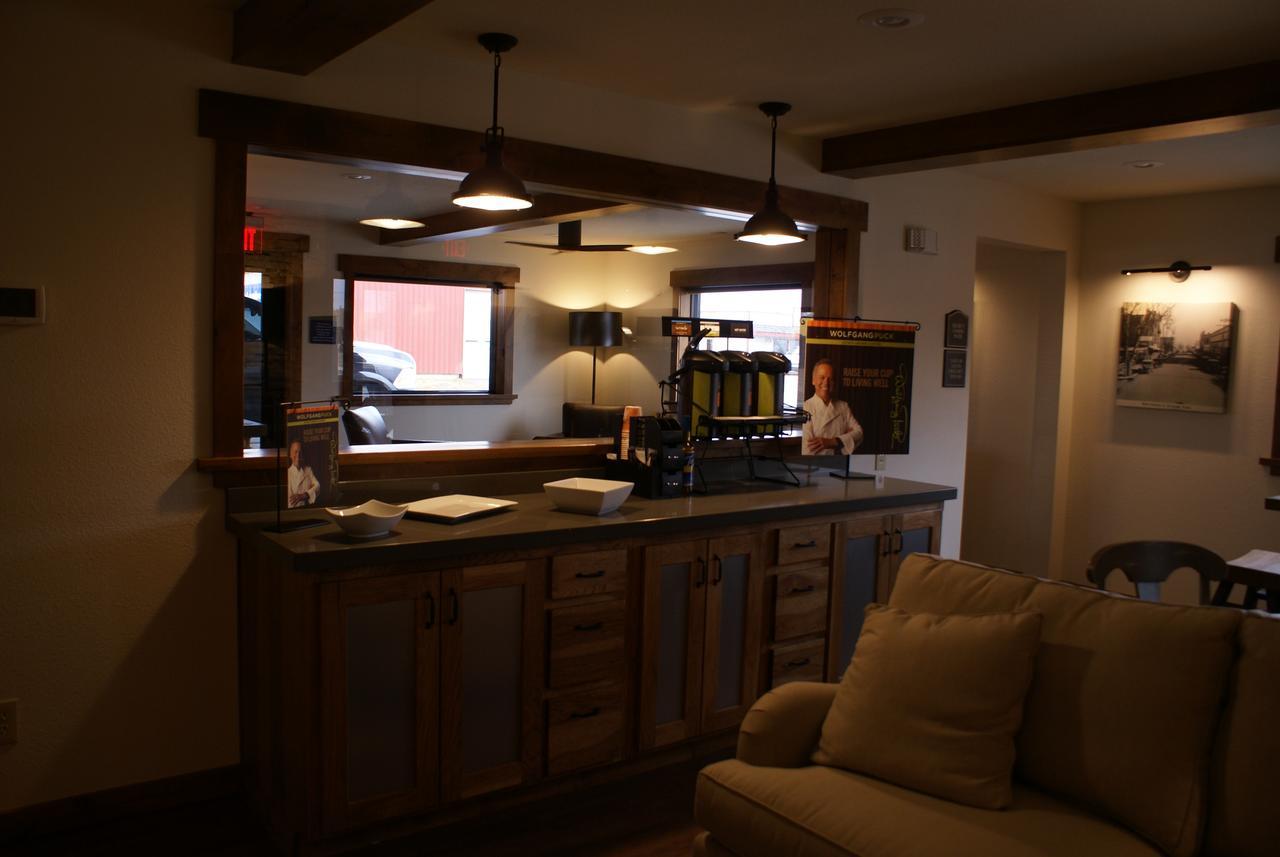 Boarders Inn & Suites By Cobblestone Hotels - Syracuse Εξωτερικό φωτογραφία