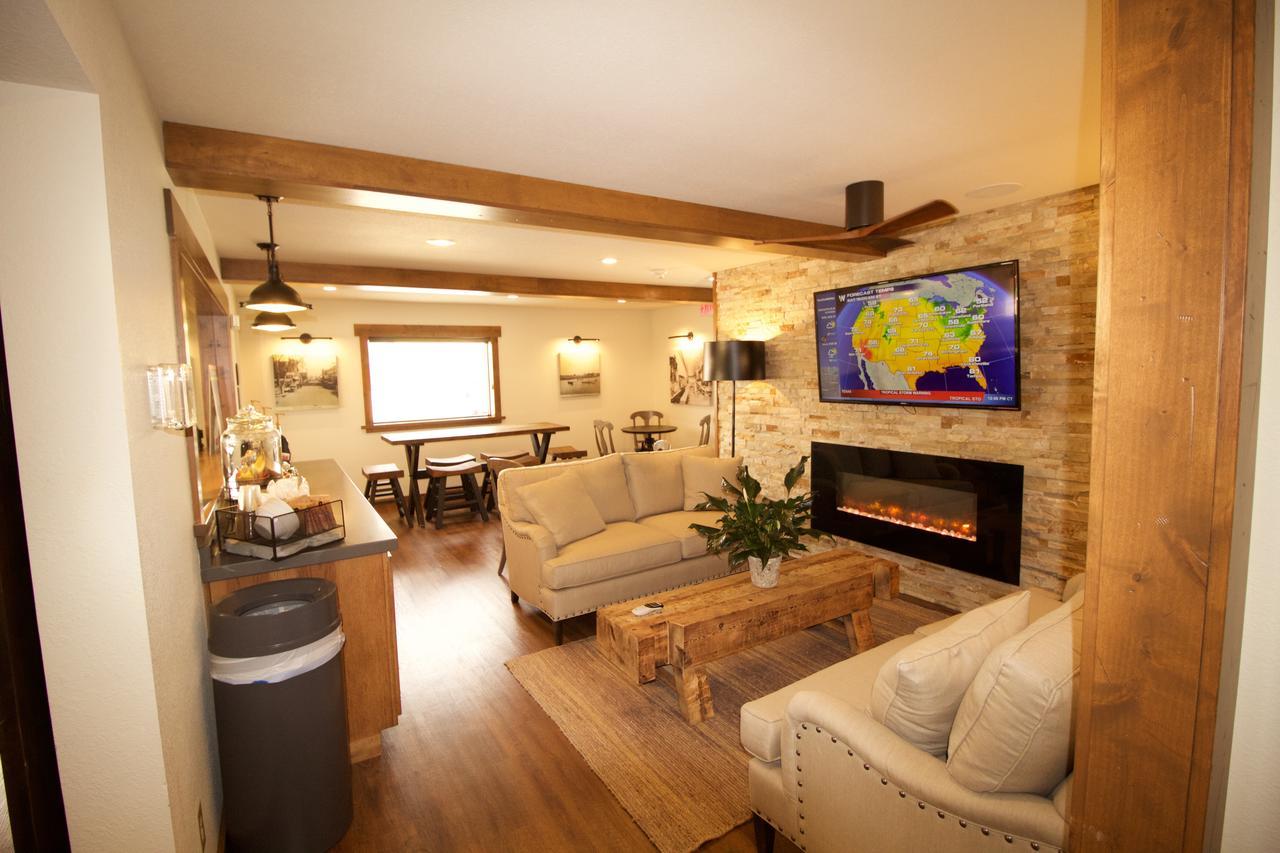 Boarders Inn & Suites By Cobblestone Hotels - Syracuse Εξωτερικό φωτογραφία