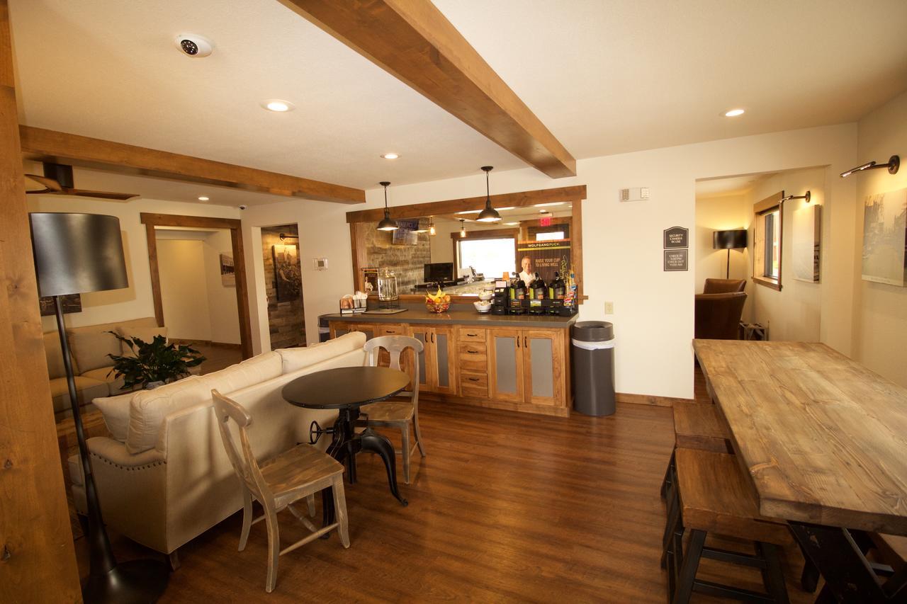 Boarders Inn & Suites By Cobblestone Hotels - Syracuse Εξωτερικό φωτογραφία
