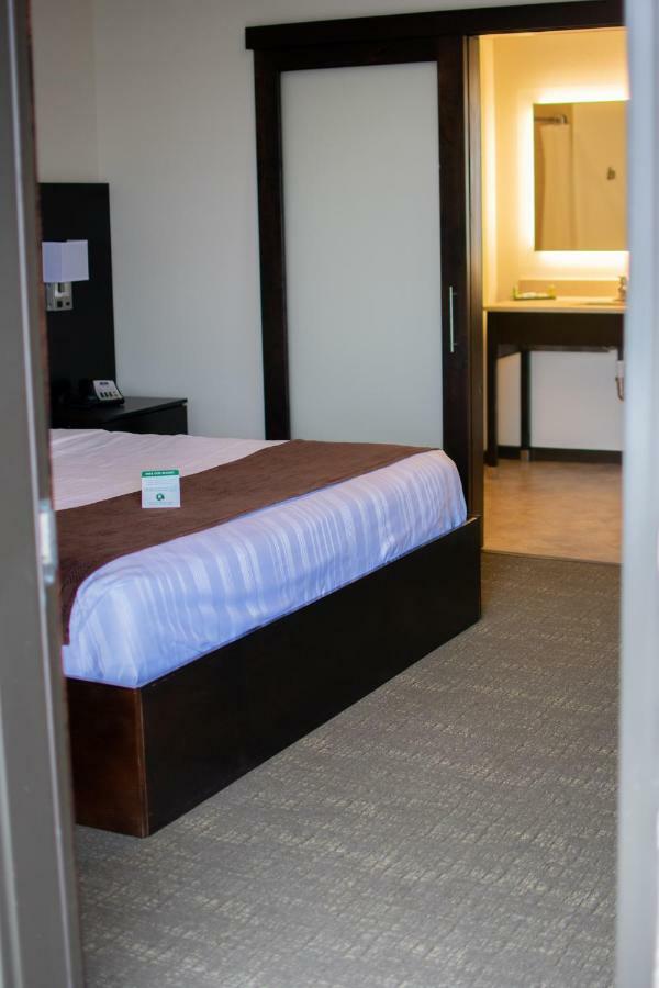 Boarders Inn & Suites By Cobblestone Hotels - Syracuse Εξωτερικό φωτογραφία