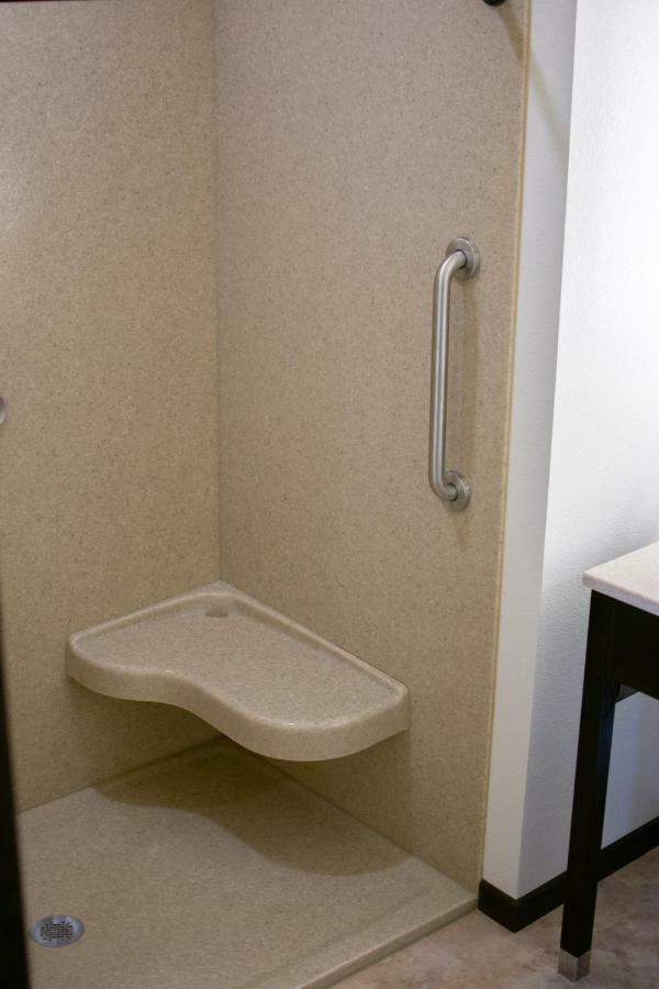 Boarders Inn & Suites By Cobblestone Hotels - Syracuse Εξωτερικό φωτογραφία