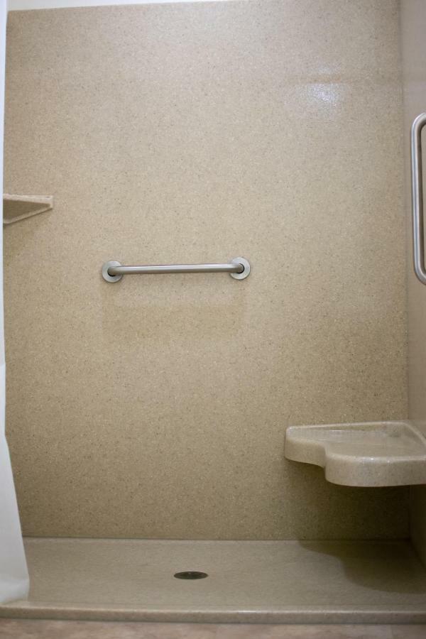 Boarders Inn & Suites By Cobblestone Hotels - Syracuse Εξωτερικό φωτογραφία
