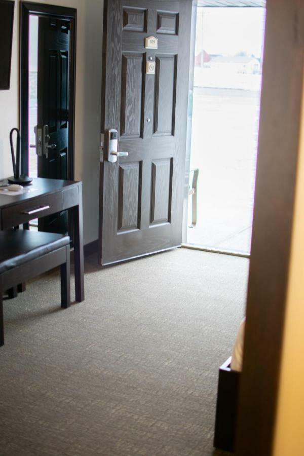 Boarders Inn & Suites By Cobblestone Hotels - Syracuse Εξωτερικό φωτογραφία